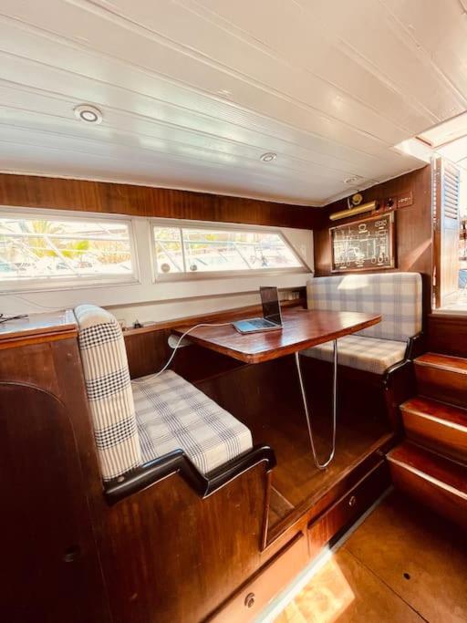 Hotel Vintage Classic 70S Boat! San Adrián de Besós Zewnętrze zdjęcie